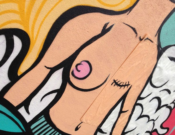 Intervenção em grafites em SP faz parte de campanha sobre câncer de mama. (Foto: Divulgação)
