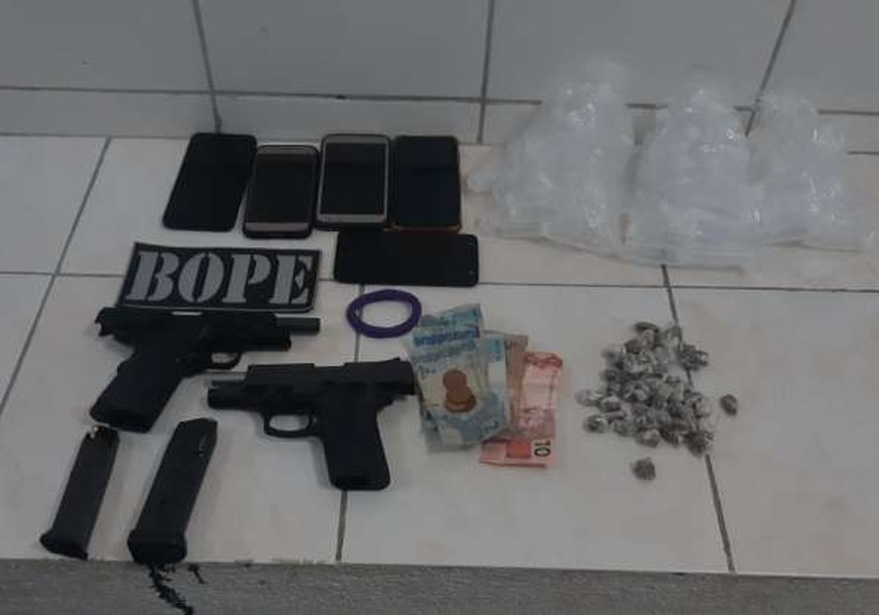 Polícia apreende armas, drogas, munição, dinheiro e aparelhos celulares em festa na Cidade dos Funcionários, em Fortaleza. — Foto: Polícia Militar/ Divulgação