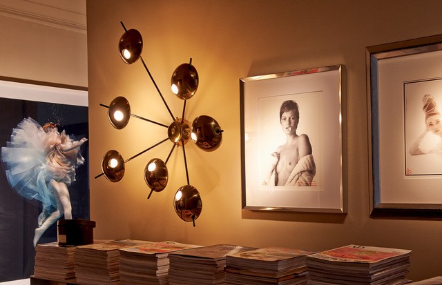 O corredor é decorado com fotos de Bert Stern e uma enorme coleção de revistas (Foto: Catherine Ferraz)