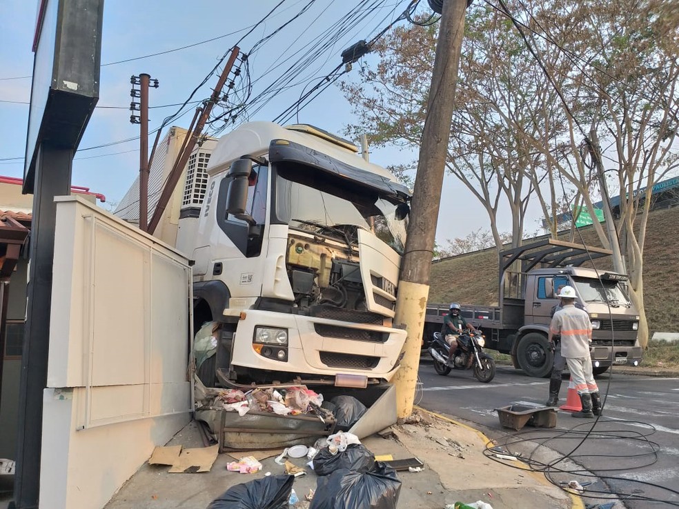 Caminhão perdeu o freio e bateu em poste na Avenida Joaquim Constantino — Foto: Heloise Hamada/G1