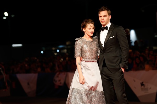 Kristen Stewart e Nicholas Hoult no Festival de Cinema de Veneza (Foto: Getty Images)