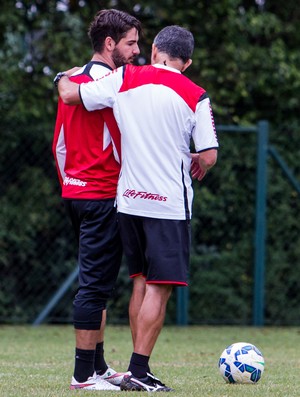 Osorio conversa com Alexandre Pato em treino do São Paulo (Foto: Carla Carniel/Estadão Conteúdo)