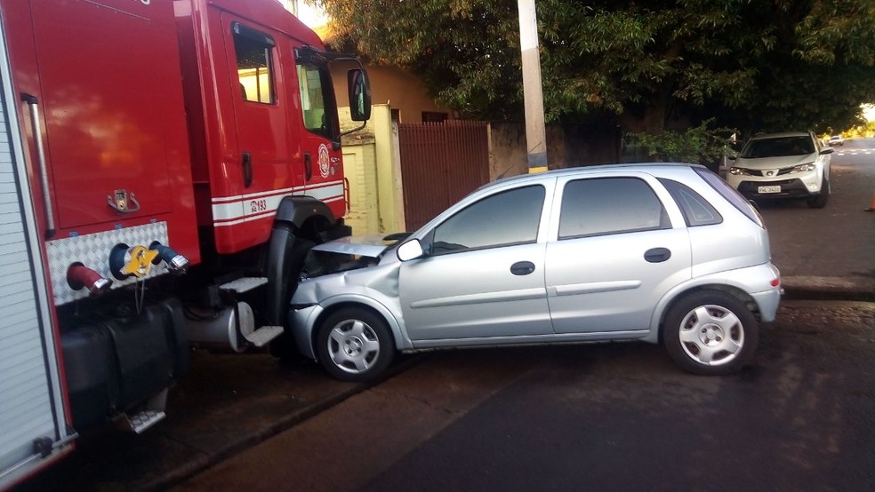 Motorista passou mal e perdeu o controle do veículo em Assis (Foto: Corpo de Bombeiros / Divulgação )