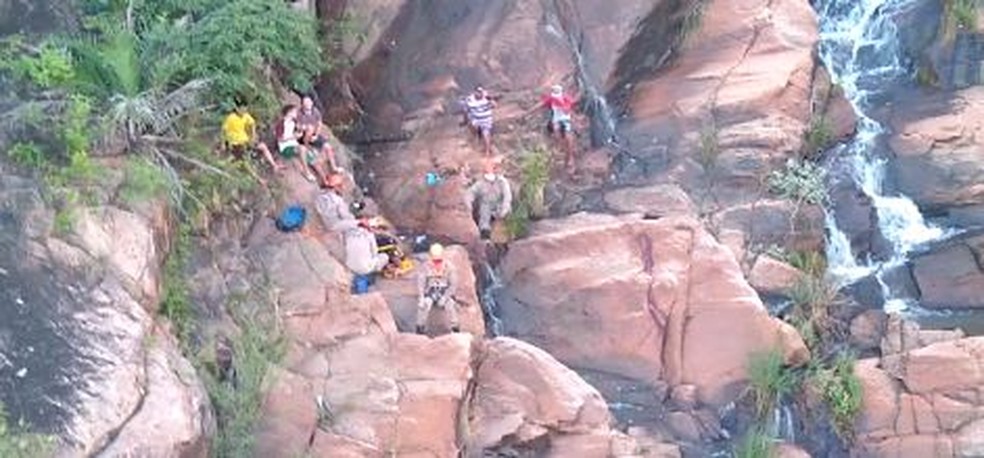 Jovem estava em uma cachoeira de cerca de 50 metros no interior do Ceará, quando escorreu e bateu a cabeça em uma pedra. — Foto: SSPDS/ Divulgação