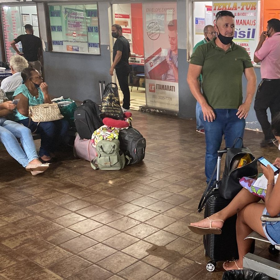 Passageiros precisam aguardar na rodoviária de Porto Velho após terem viagens canceladas — Foto: Matheus Gama/Rede Amazônica