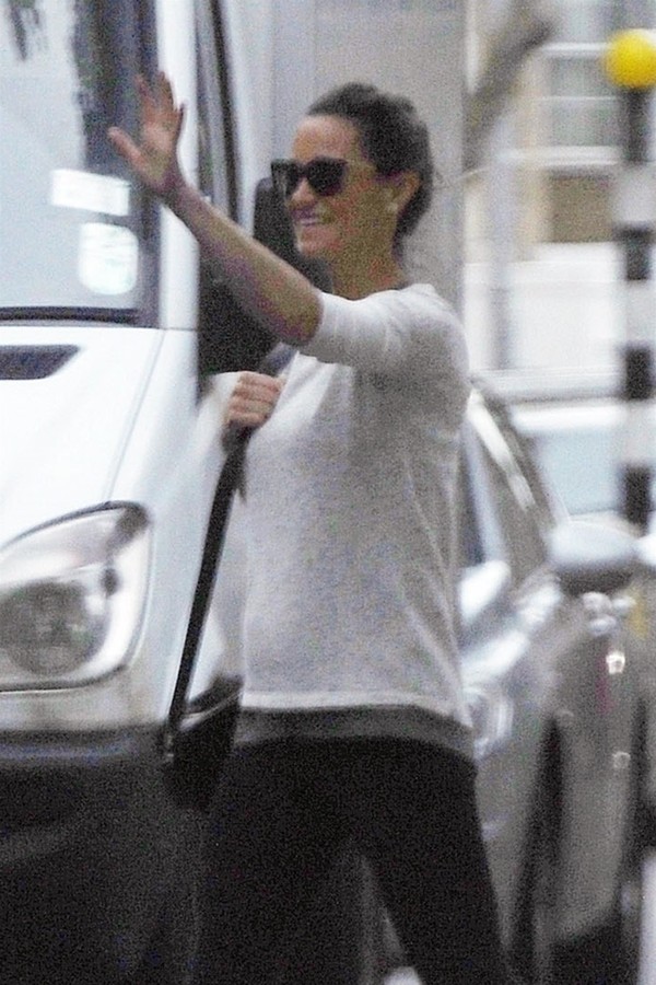 ** RIGHTS: ONLY UNITED STATES, BRAZIL, CANADA ** London, UNITED KINGDOM  - *EXCLUSIVE*  -  Pregnant Pippa Middleton is all smiles as she's pictured saying hello to a friend while out and about in London.Pictured: Pippa MiddletonBACKGRID USA 25 MAY (Foto: BACKGRID)