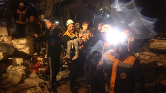 Equipes de resgate retiram menino dos escombros de um prédio que desabou após terremoto na Síria, em 6 de fevereiro de 2023 — Foto: Aaref Watad / AFP