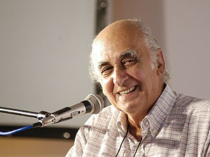 O jornalista e escritor Zuenir Ventura durante a primeira Flip, ocasião em que foi confundido com o Nobel português José Saramago (Foto: Divulgação)