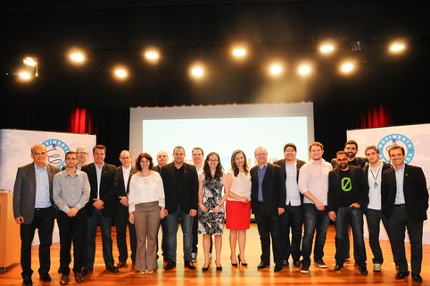 Finalistas, jurados e a equipe organizadora do Encontre um Anjo 2015 se reuniram no palco do evento
