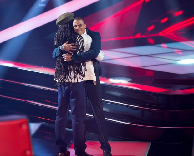 No final da apresentação, Romero recebe abraço de Brown (Foto: Isabella Pinheiro/TV Globo)