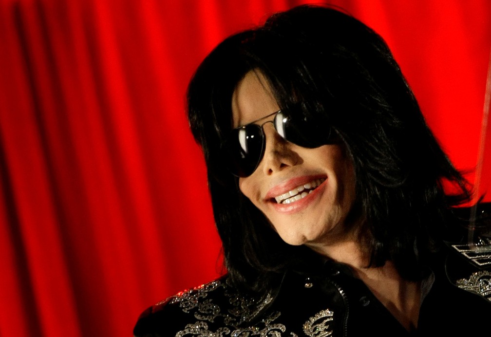 Michael Jackson sorri durante entrevista coletiva na O2 Arena, em Londres (Foto: REUTERS / Stefan Wermuth )