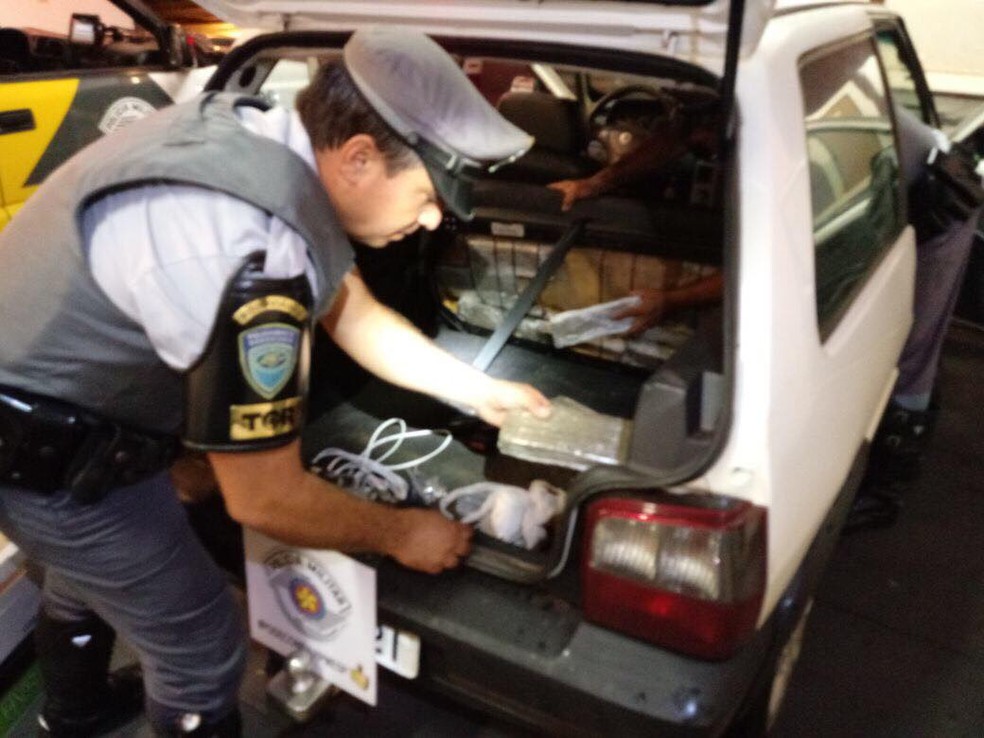 Droga apreendida em Presidente Epitácio estava escondida em diversas partes do carro (Foto: Polícia Militar/Cedida)