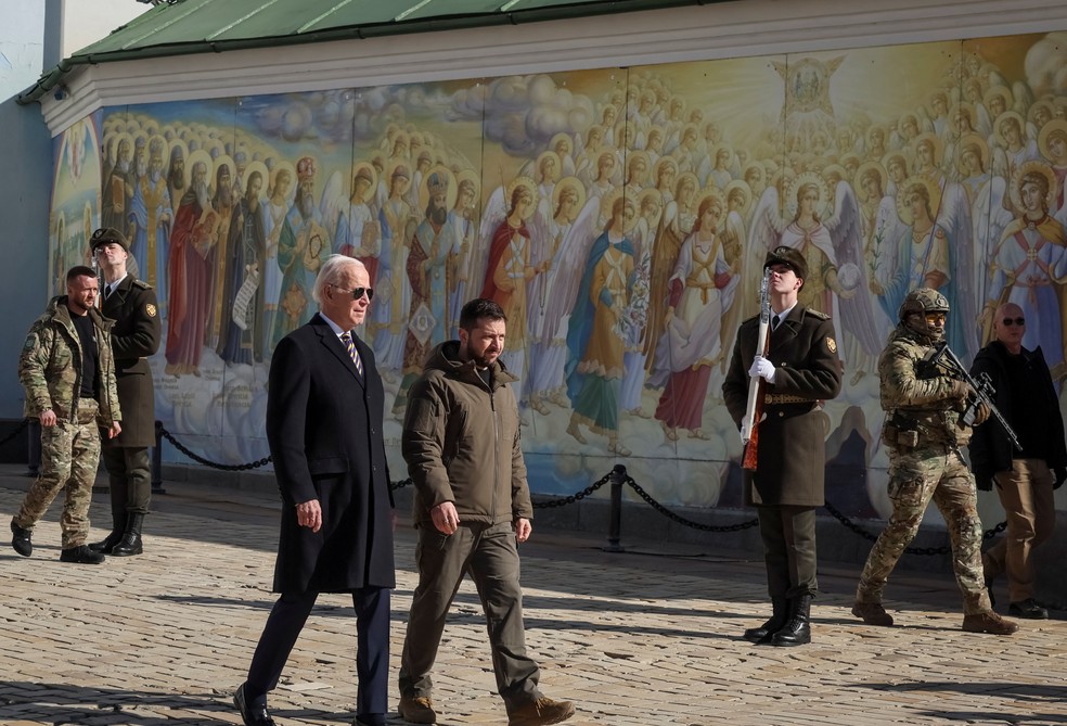 O presidente dos EUA, Joe Biden, se encontrou com o presidente da Ucrânia, Volodymyr Zelensky, durante uma viagem não programada ao país em guerra em 20 de fevereiro de 2023 — Foto: REUTERS/Gleb Garanich