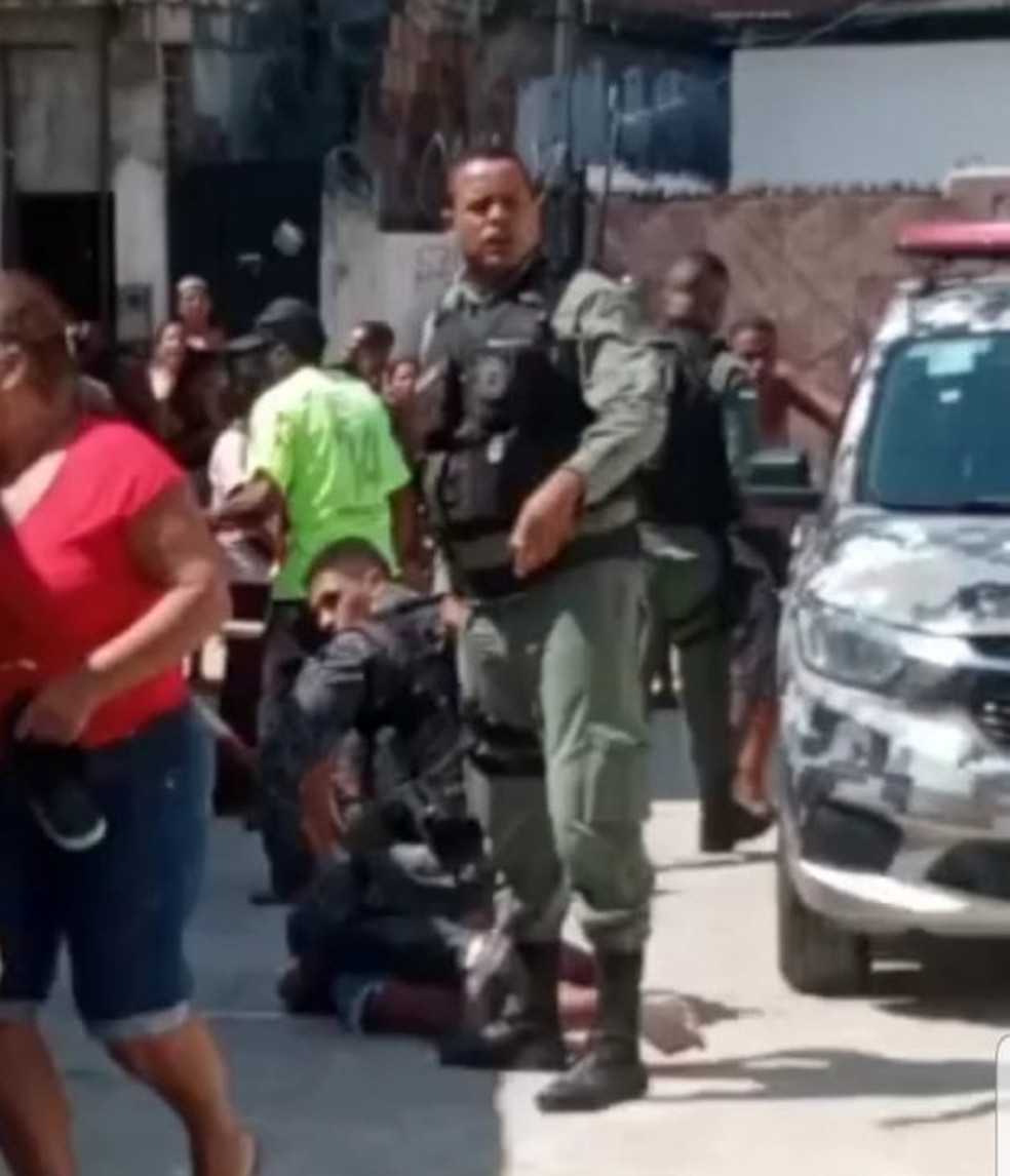 No vídeo, é possível ver um dos policiais pressionando a garota com os joelhos — Foto: Reprodução/WhatApp