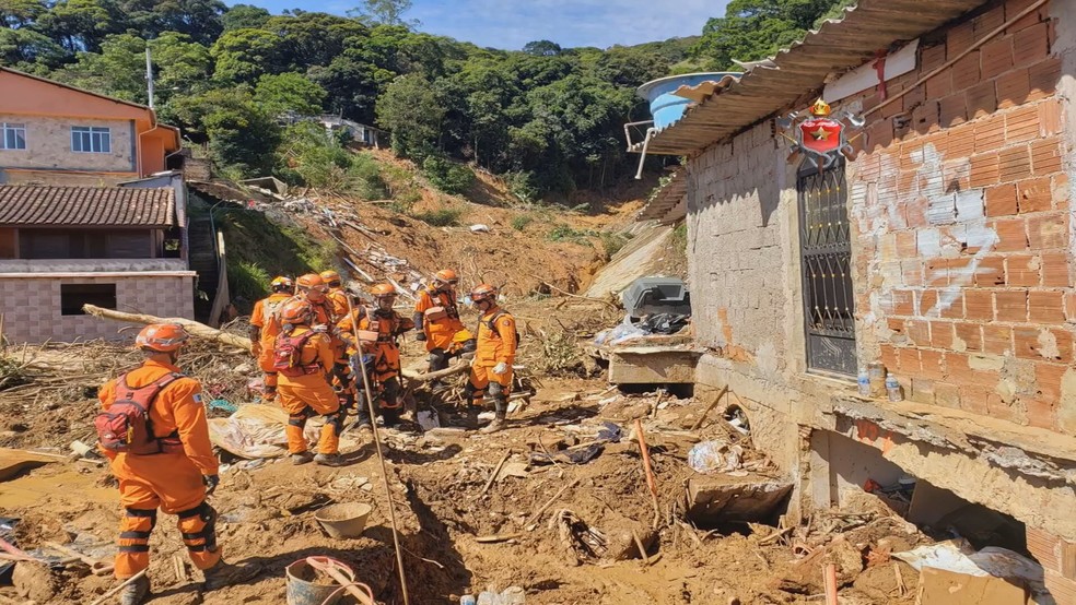 Corpo de Bombeiros do DF envia equipes para ajudar no resgate de vítimas em Petrópolis, no RJ — Foto: Reprodução/CBMDF