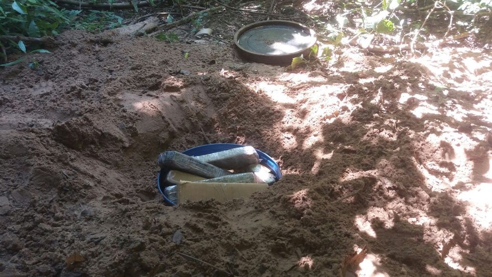 Tabletes de maconha estavam enterrados em Álvares Machado (Foto: Cedida/Polícia Militar)