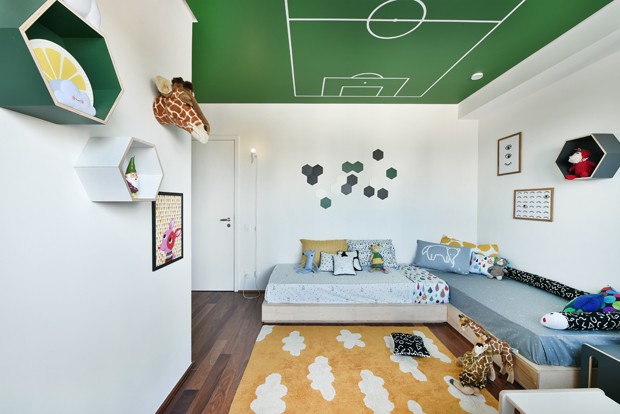 Décor do dia: quarto infantil colorido com campo de futebol no teto (Foto: divulgação)