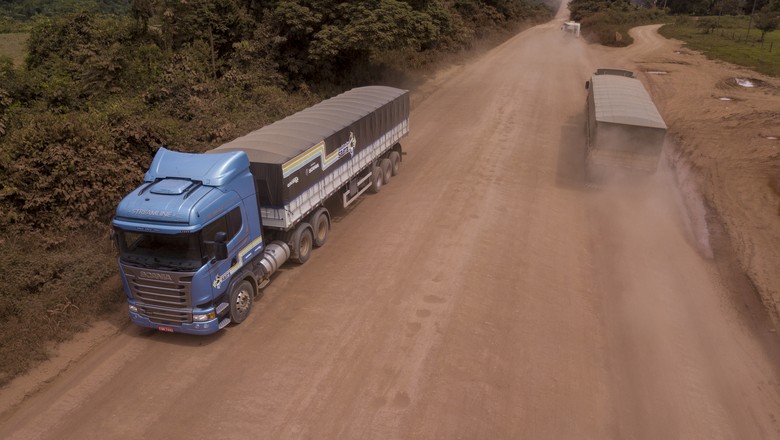 Quando não é a lama é a poeira que dificulta a vida dos caminhoneiros na BR-163 (Foto: Fernando Martinho/Ed.Globo)