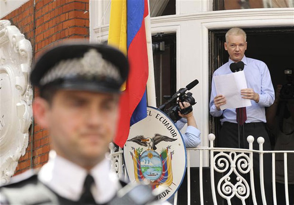 Fundador do Wikileaks, Julian Assange, refugiado na embaixada equatoriana em Londres, em foto de 2016 (Foto: Olivia Harris/Reuters)