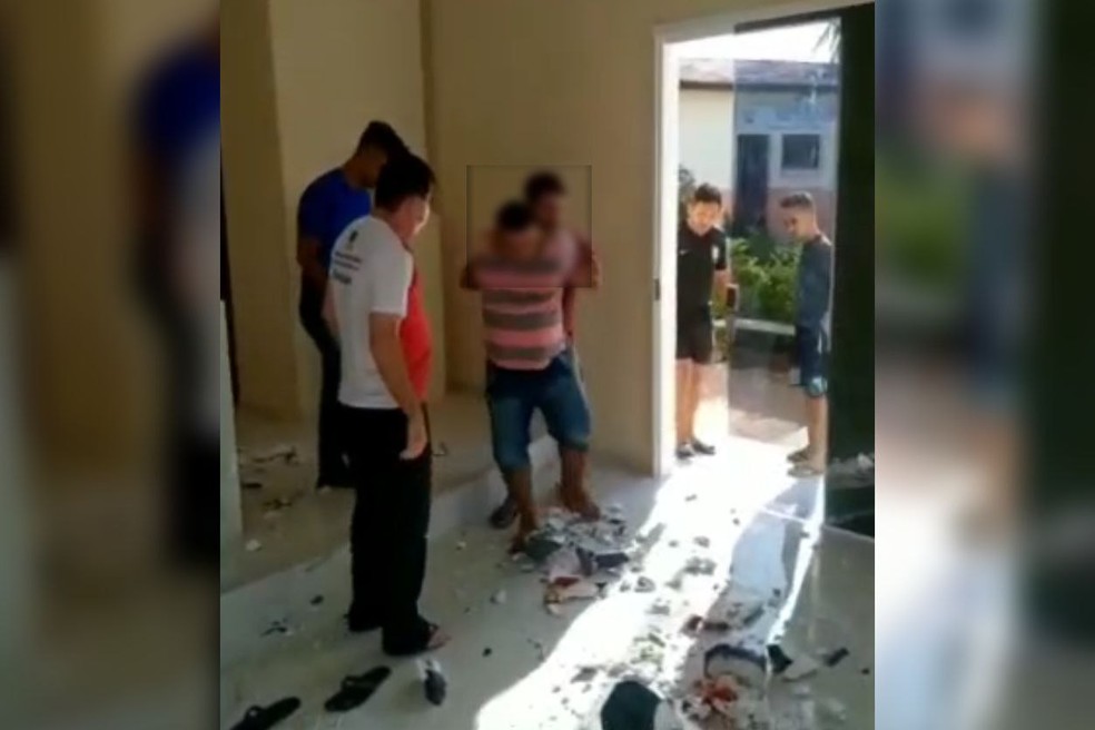 Homem foi contido após destruir imagens religiosas em capela de Jijoca de Jericoacoara, no Ceará. — Foto: Reprodução
