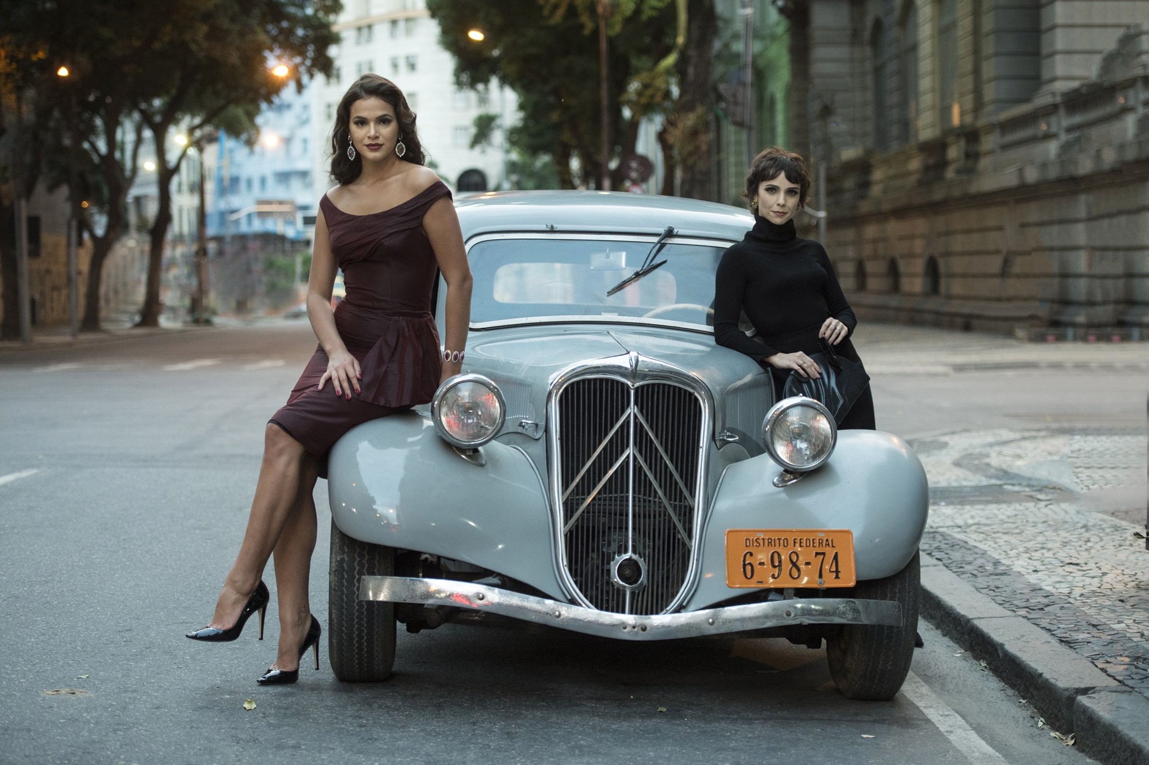 Bruna Marquezine e Débora Falabella estrelam Nada Será Como Antes (Foto: Estevam Avellar/TV Globo)