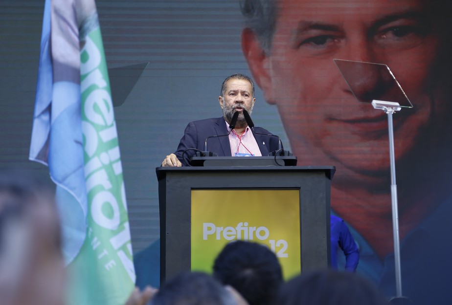 'Alguém tem que trabalhar', diz presidente do PDT sobre ausência em ato de Ciro Gomes