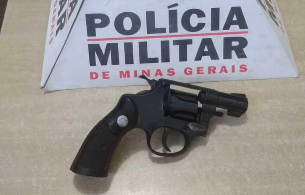 Arma usada no crime foi apreendida pela polÃ­cia â€” Foto: PolÃ­cia Militar/DivulgaÃ§Ã£o 