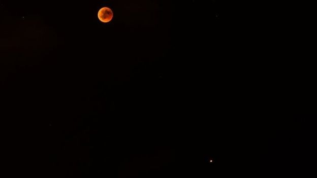 Marte também foi visto no céu, parecendo uma estrela (lado direito), em alguns lugares do mundo como na Espanha (Foto: GRAHAM EVA via BBC) (Foto: GRAHAM EVA via BBC)