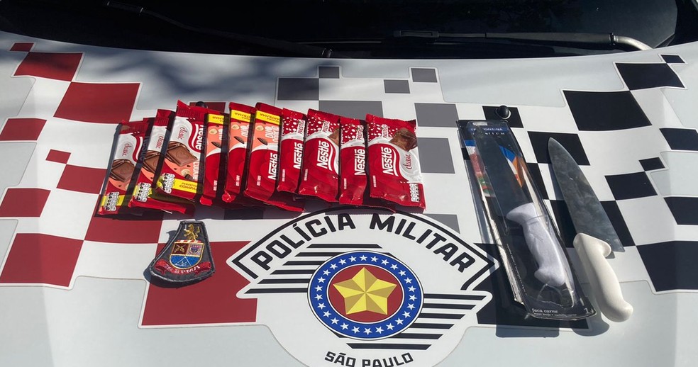 Dupla foi presa em flagrante com barras de chocolate e facas após furto em farmácia, em Dracena (SP) — Foto: Polícia Militar