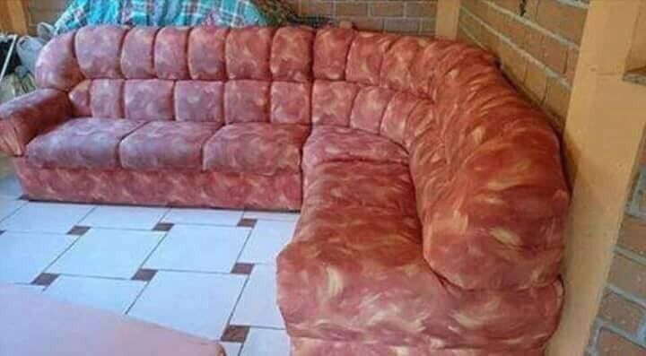 Se almofadas parecem pequenas demais para fugir do óbvio no décor, por que não apostar no sofá de linguiça? (Foto: Twitter / Reprodução)