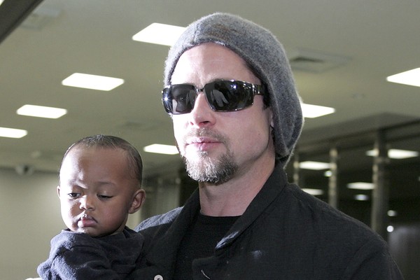 Brad Pitt e a filha Zahara Jolie-Pitt, quando ele ainda era bebê (Foto: Getty Images)
