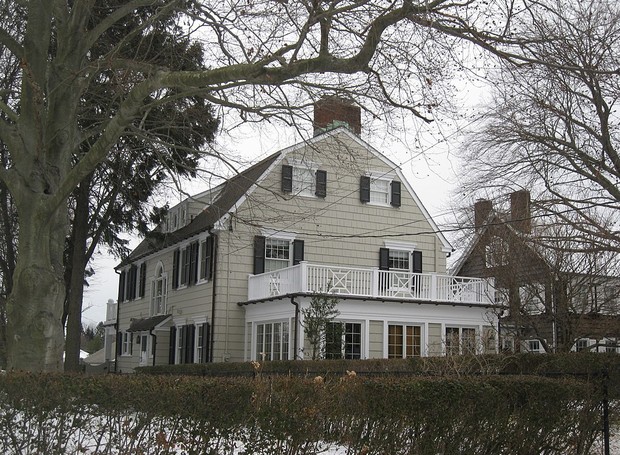 Casa que teve acontecimentos retratados no filme 'Horror em Amityville' em fevereiro de 2010, já reformada para espantar curiosos (Foto: Doug Kerr / Wikimmedia Commons)