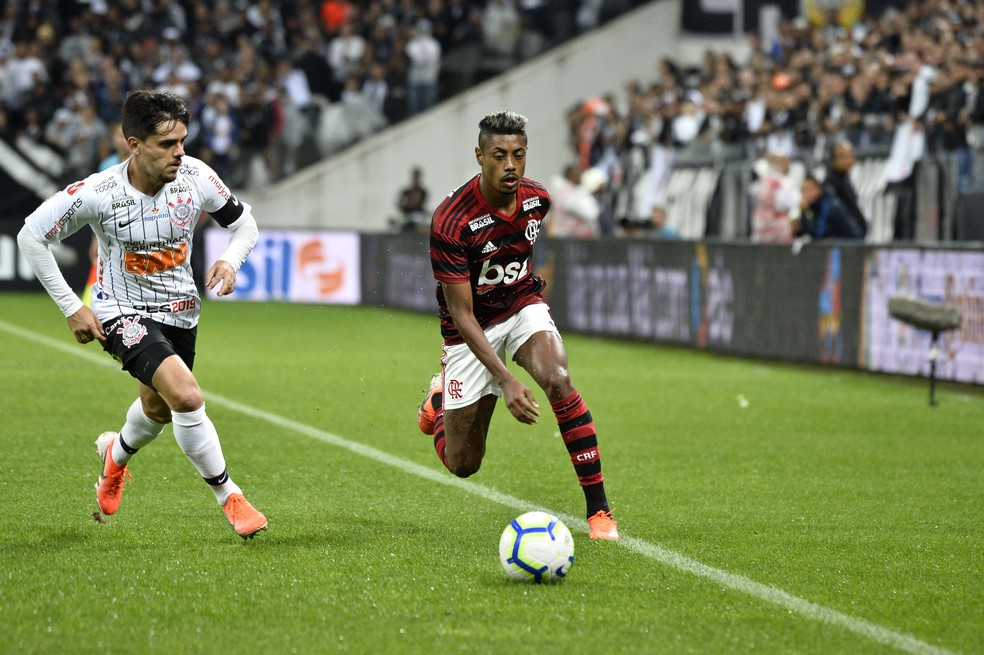 Fagner e Bruno Henrique voltam a duelar nesta terça pela Copa do Brasil — Foto: Marcos Ribolli