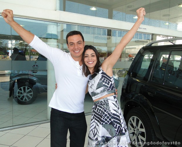 Carol Castro e Leandro Azevedo recebem carros  (Foto: TV Globo/ Domingão)