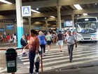 Homem é agredido por passageiros após roubar celular dentro de ônibus