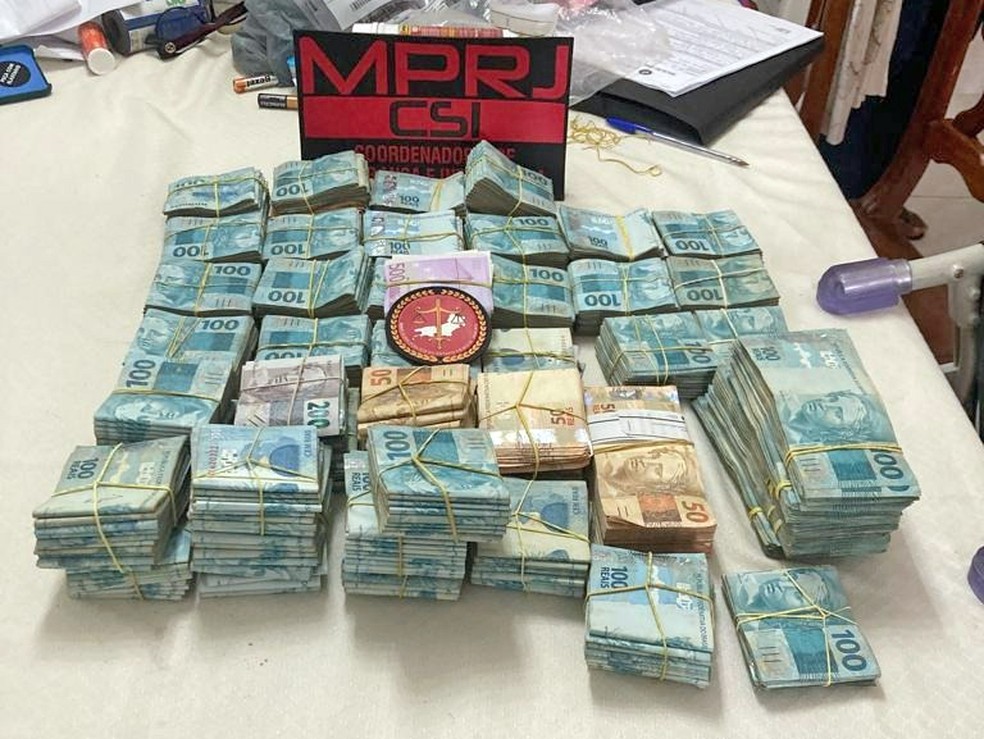 Dinheiro apreendido na casa de um dos alvos da Operação Fim da Linha — Foto: Reprodução