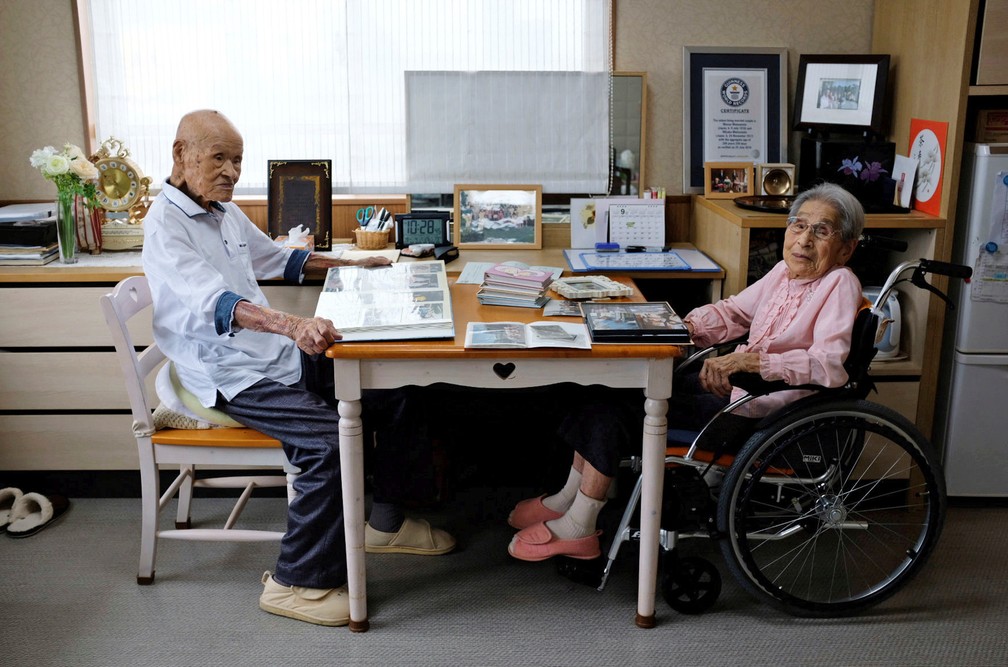 4 de setembro â O casal mais velho do mundo, Masao e Miyako Matsumoto, olha os Ã¡lbuns em seu quarto em casa de repouso em Takamatsu, Kagawa, no JapÃ£o â Foto: Kwiyeon Ha/Reuters