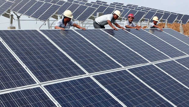 “Com custos mais acessíveis e avanços tecnológicos, a energia solar terá um papel mais e mais relevante  no combate às mudanças climáticas” -Jifan Gao, Fundador da Trina Solar - 100 inovadores contra as mudanças climáticas (Foto: AFP)