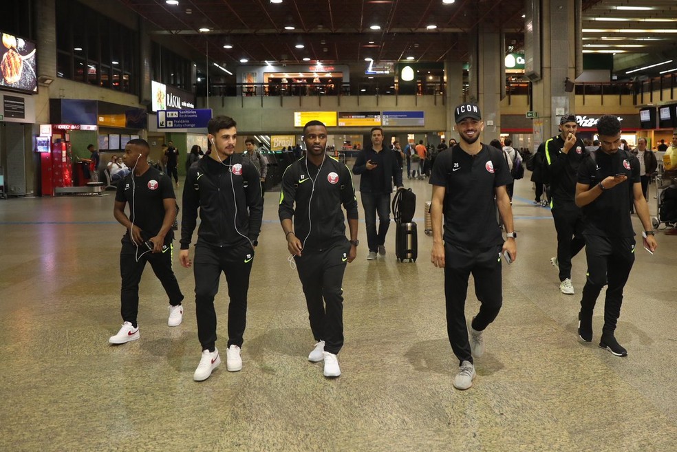 Elenco desembarcou no Brasil de madrugada — Foto: Reprodução/Twitter