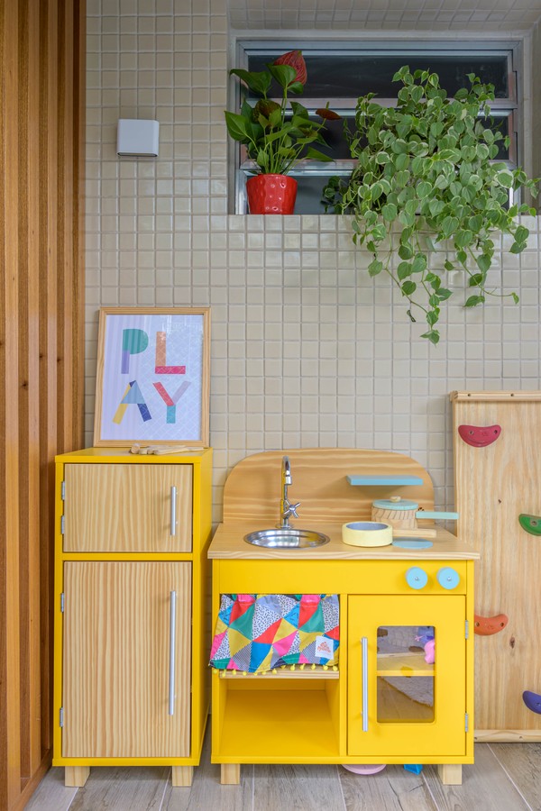 100 m² com tijolos aparentes, marcenaria e décor colorido (Foto: Redação | Produção Simone Raitzik | Fotos Tiago Morena/Sambacine)