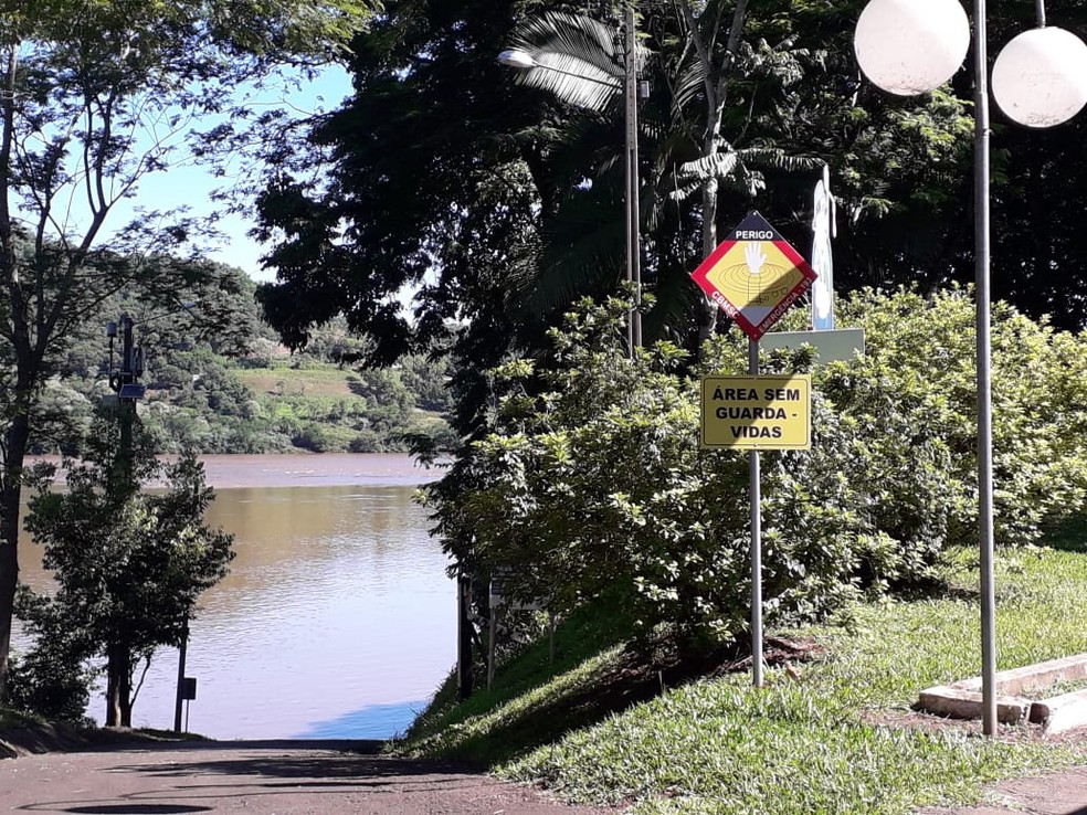 AARui recebeu placas de sinalização aos banhistas advertindo para a falta de guarda-vidas no local — Foto: Corpo de Bombeiros Militar de Itapiranga/Divulgação