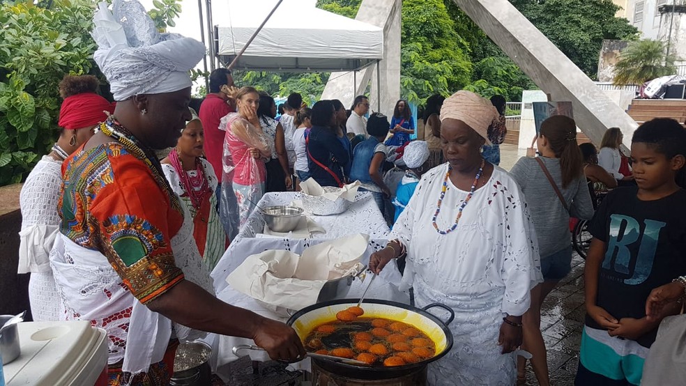 Cerca de 6 mil acarajÃ©s sÃ£o distribuÃ­dos no Festival de AcarajÃ©, em Salvador â€” Foto: Jony Torres/TV Bahia