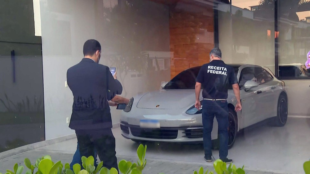 Carro de luxo na casa de Glaidson Acácio dos Santos, preso pela PF — Foto: Reprodução/TV Globo