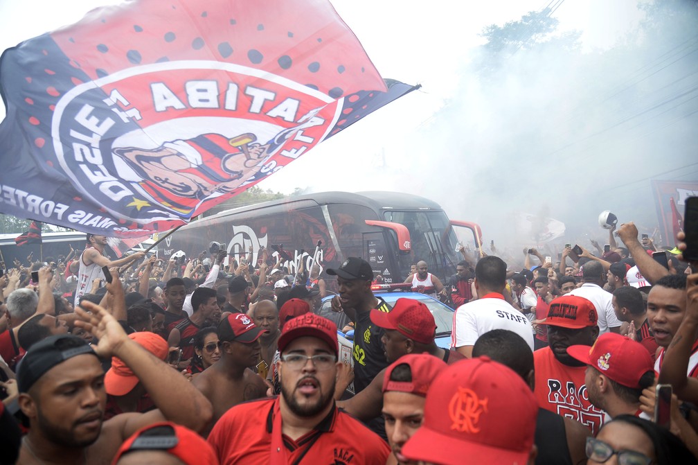 Torcida do Flamengo na porta do Ninho — Foto: André Durão / GloboEsporte.com