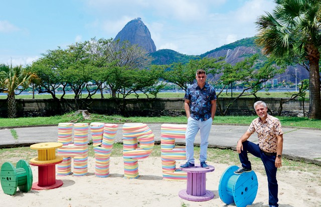 Robert Guimarães e Fernando Molinari no parque do Museu Carmen Miranda, no Flamengo, onde acontece atualmente o evento carioca   (Foto:  Thiago Justo/ Styling: Patrícia Tremblais )