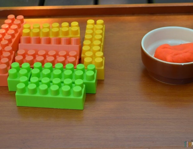 Combinações improváveis para entreter as crianças: massinha com lego (Foto: Divulgação/Tempo Junto)