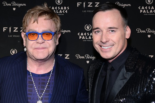 Elton John e David Furnich já estavam juntos há 12 anos e assim que o Reino Unido permitiu a união de casais do mesmo sexo eles comemoraram em grande estilo em uma cerimônia com cerca de 600 convidados e que custou quase 4,5 milhões de reais (Foto: Getty Images)