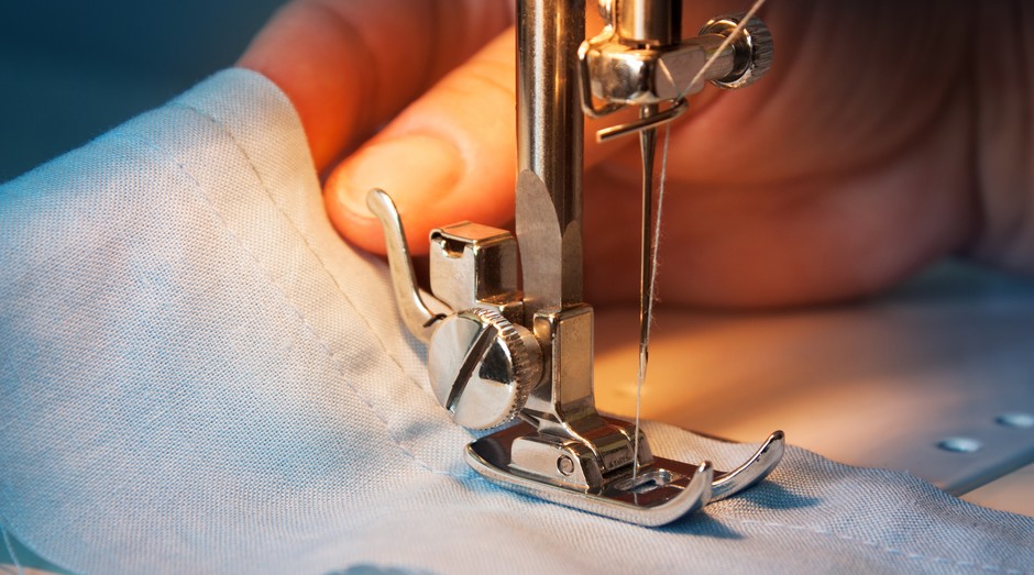 costura moda máquina agulha linha tecido roupa costureira  (Foto: shutterstock)