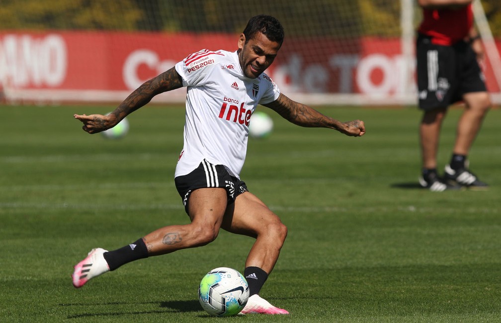 Veja a provável escalação do São Paulo contra o Goiás na estreia do Brasileirão