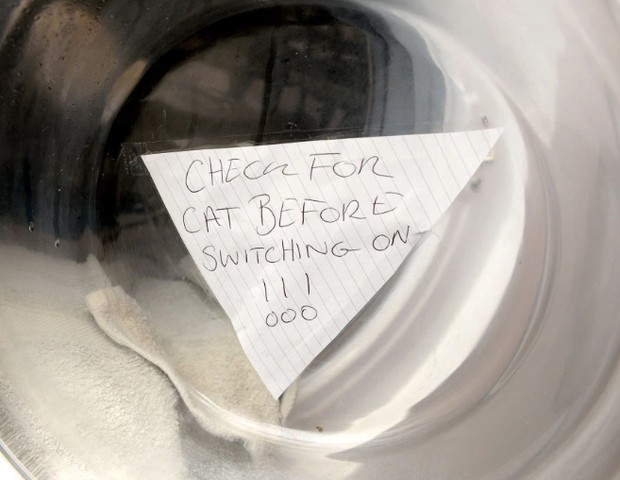 Aviso na porta da lavadora de roupas! (Foto: Reprodução/The Sun)